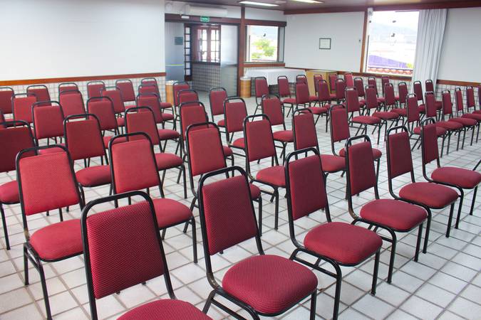 Sala de eventos com cadeiras